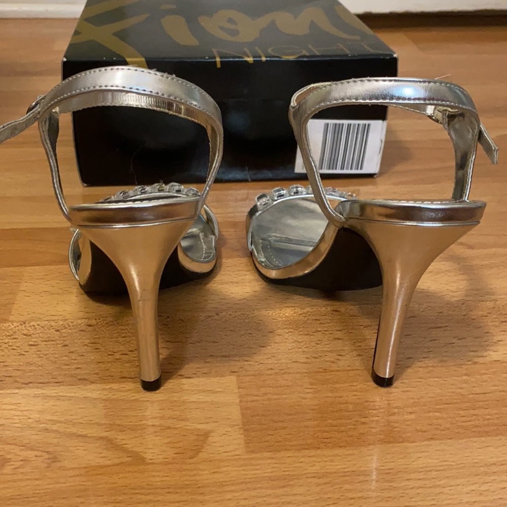 Silver heels - Picture 3 of 4
